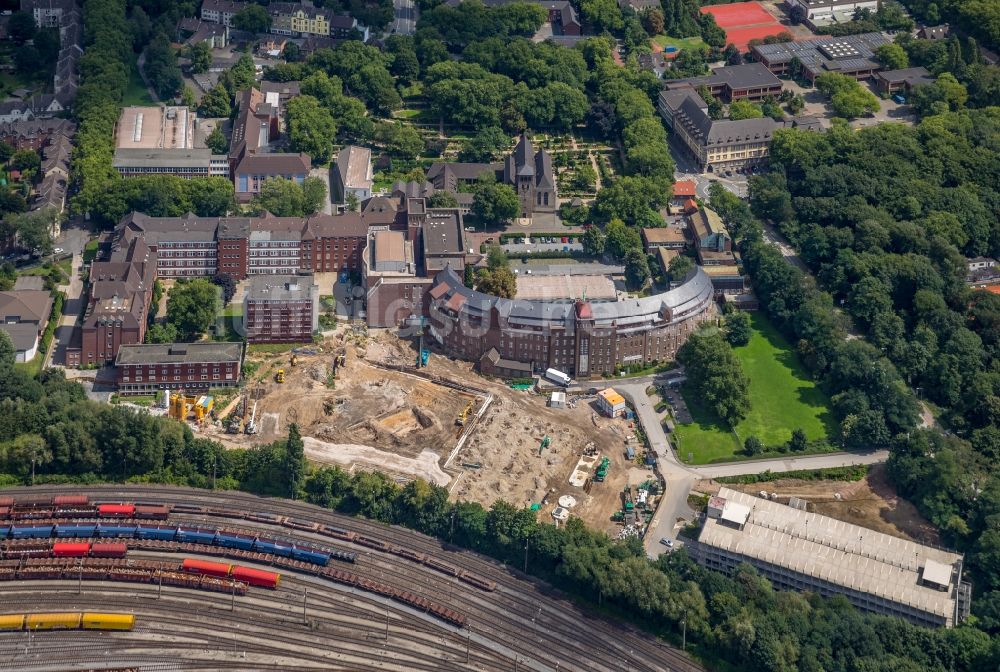 Duisburg von oben - Baustelle für einen Erweiterungs- Neubau auf dem Klinikgelände des Krankenhauses HELIOS Klinikum Duisburg An der Abtei im Ortsteil Hamborn in Duisburg im Bundesland Nordrhein-Westfalen - NRW, Deutschland