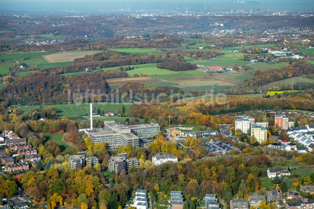 Velbert aus der Vogelperspektive: Baustelle für einen Erweiterungs- Neubau auf dem Klinikgelände des Krankenhauses Helios Klinikum Niederberg in Velbert im Bundesland Nordrhein-Westfalen, Deutschland