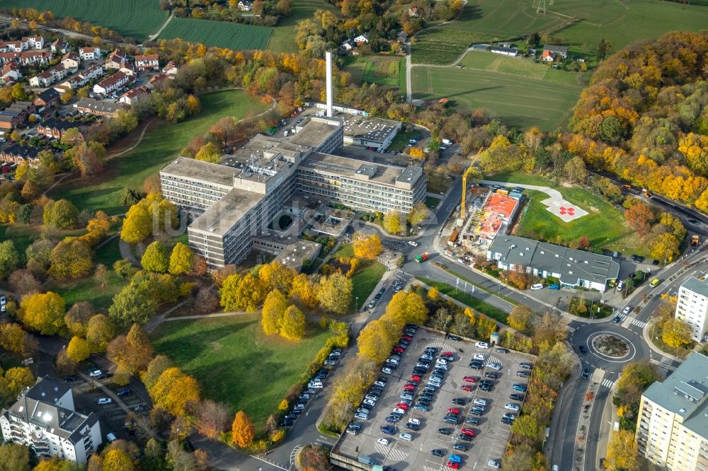 Velbert aus der Vogelperspektive: Baustelle für einen Erweiterungs- Neubau auf dem Klinikgelände des Krankenhauses Helios Klinikum Niederberg in Velbert im Bundesland Nordrhein-Westfalen, Deutschland