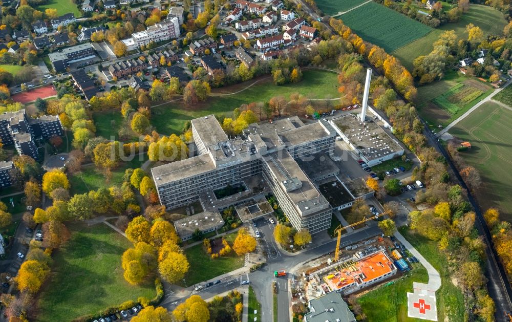 Velbert aus der Vogelperspektive: Baustelle für einen Erweiterungs- Neubau auf dem Klinikgelände des Krankenhauses Helios Klinikum Niederberg in Velbert im Bundesland Nordrhein-Westfalen, Deutschland