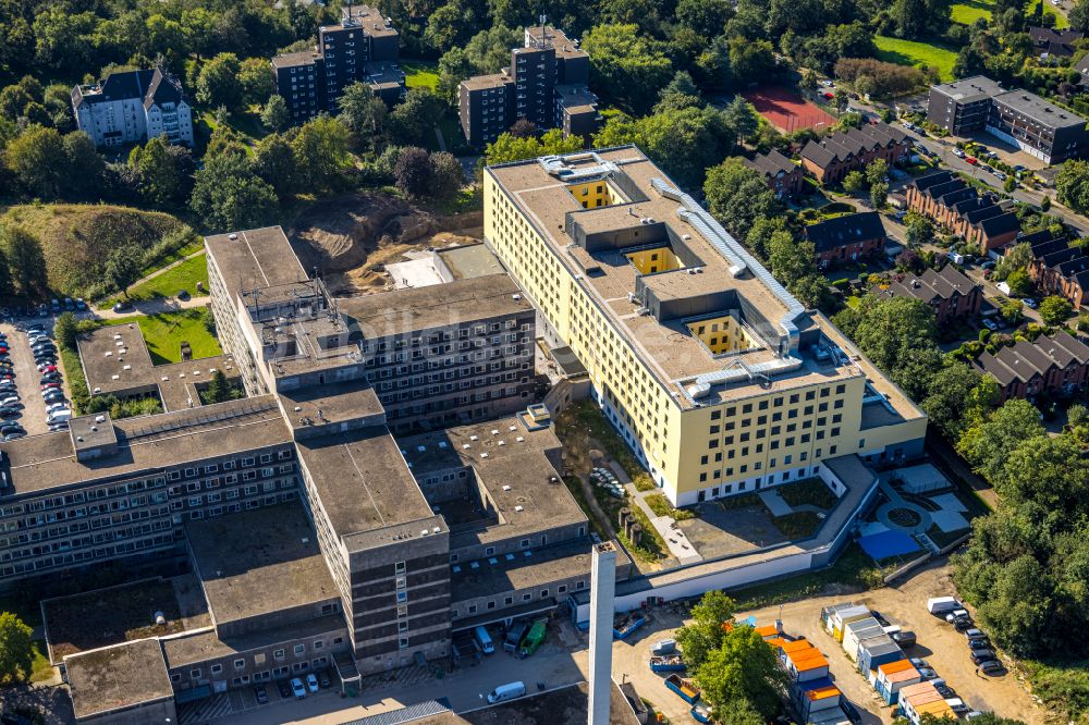 Velbert aus der Vogelperspektive: Baustelle für einen Erweiterungs- Neubau auf dem Klinikgelände des Krankenhauses Helios Klinikum Niederberg in Velbert im Bundesland Nordrhein-Westfalen, Deutschland