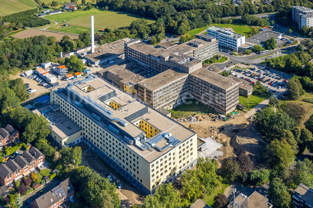 Luftaufnahme Velbert - Baustelle für einen Erweiterungs- Neubau auf dem Klinikgelände des Krankenhauses Helios Klinikum Niederberg in Velbert im Bundesland Nordrhein-Westfalen, Deutschland