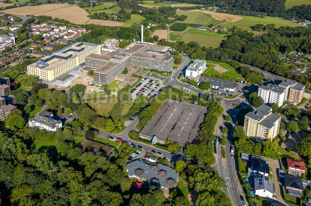 Velbert von oben - Baustelle für einen Erweiterungs- Neubau auf dem Klinikgelände des Krankenhauses Helios Klinikum Niederberg in Velbert im Bundesland Nordrhein-Westfalen, Deutschland