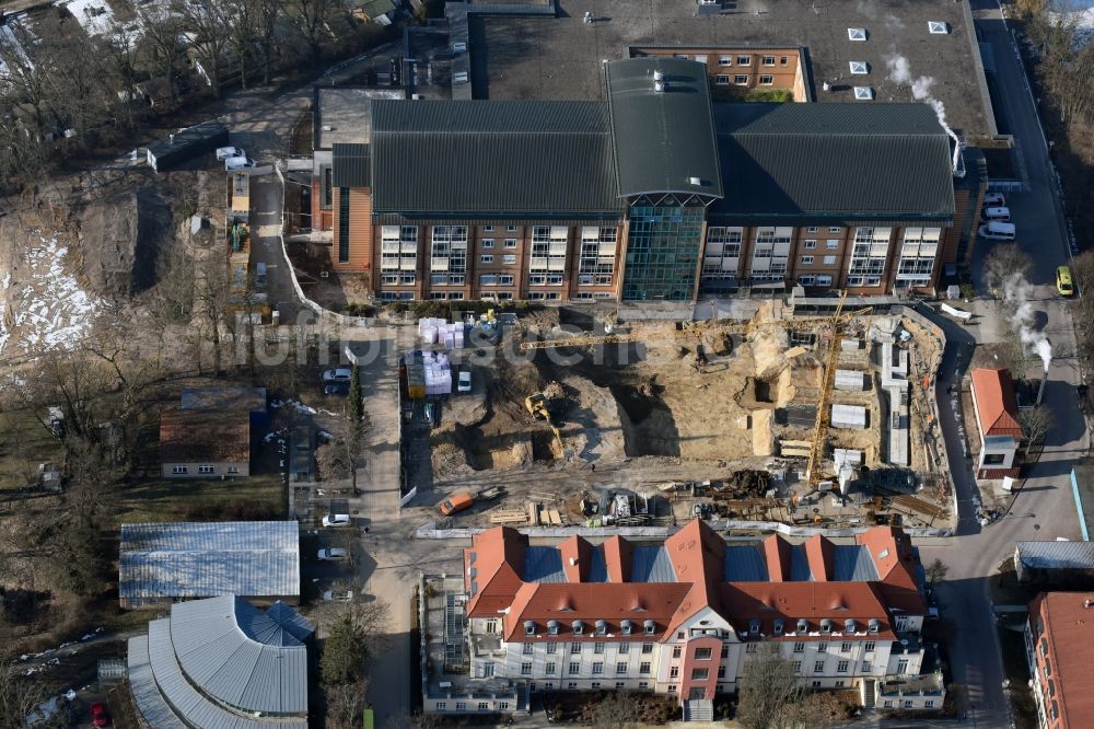 Bernau von oben - Baustelle für einen Erweiterungs- Neubau auf dem Klinikgelände des Krankenhauses Herzzentrum Brandenburg Ladeburger Straße in Bernau im Bundesland Brandenburg