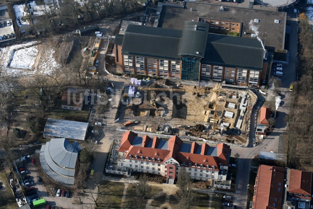 Bernau aus der Vogelperspektive: Baustelle für einen Erweiterungs- Neubau auf dem Klinikgelände des Krankenhauses Herzzentrum Brandenburg Ladeburger Straße in Bernau im Bundesland Brandenburg