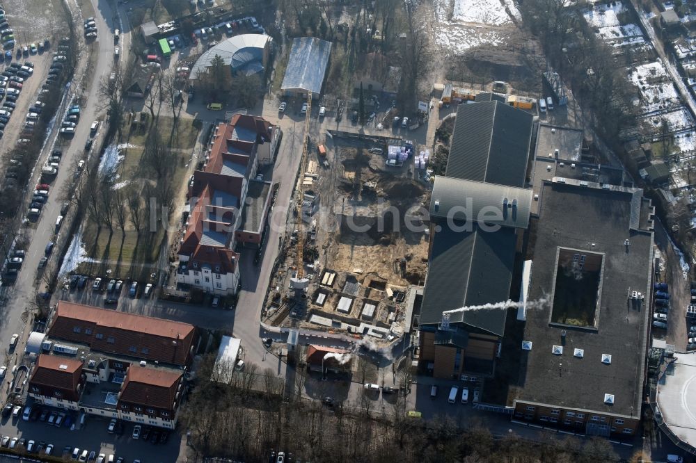 Luftaufnahme Bernau - Baustelle für einen Erweiterungs- Neubau auf dem Klinikgelände des Krankenhauses Herzzentrum Brandenburg Ladeburger Straße in Bernau im Bundesland Brandenburg