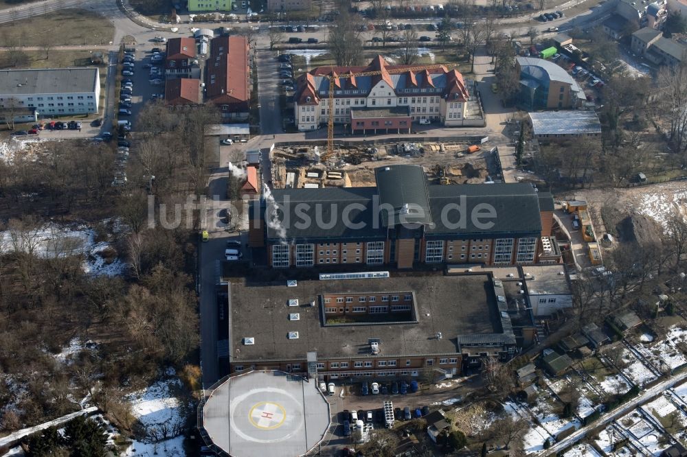 Bernau von oben - Baustelle für einen Erweiterungs- Neubau auf dem Klinikgelände des Krankenhauses Herzzentrum Brandenburg Ladeburger Straße in Bernau im Bundesland Brandenburg