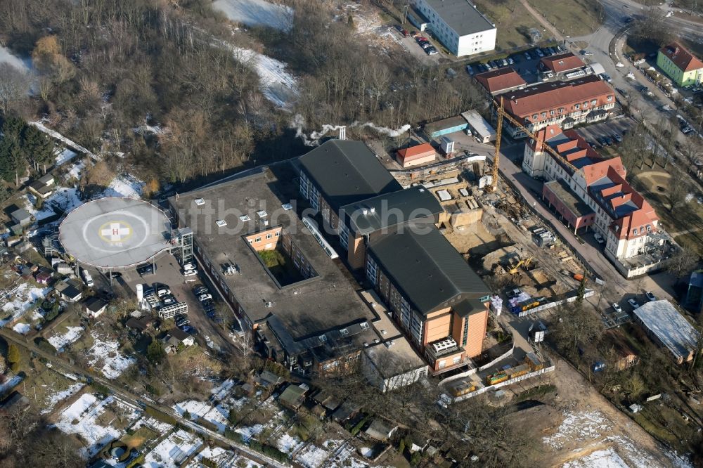 Bernau aus der Vogelperspektive: Baustelle für einen Erweiterungs- Neubau auf dem Klinikgelände des Krankenhauses Herzzentrum Brandenburg Ladeburger Straße in Bernau im Bundesland Brandenburg