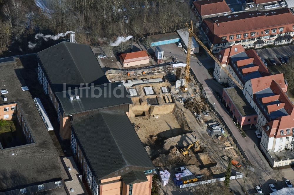 Luftbild Bernau - Baustelle für einen Erweiterungs- Neubau auf dem Klinikgelände des Krankenhauses Herzzentrum Brandenburg Ladeburger Straße in Bernau im Bundesland Brandenburg