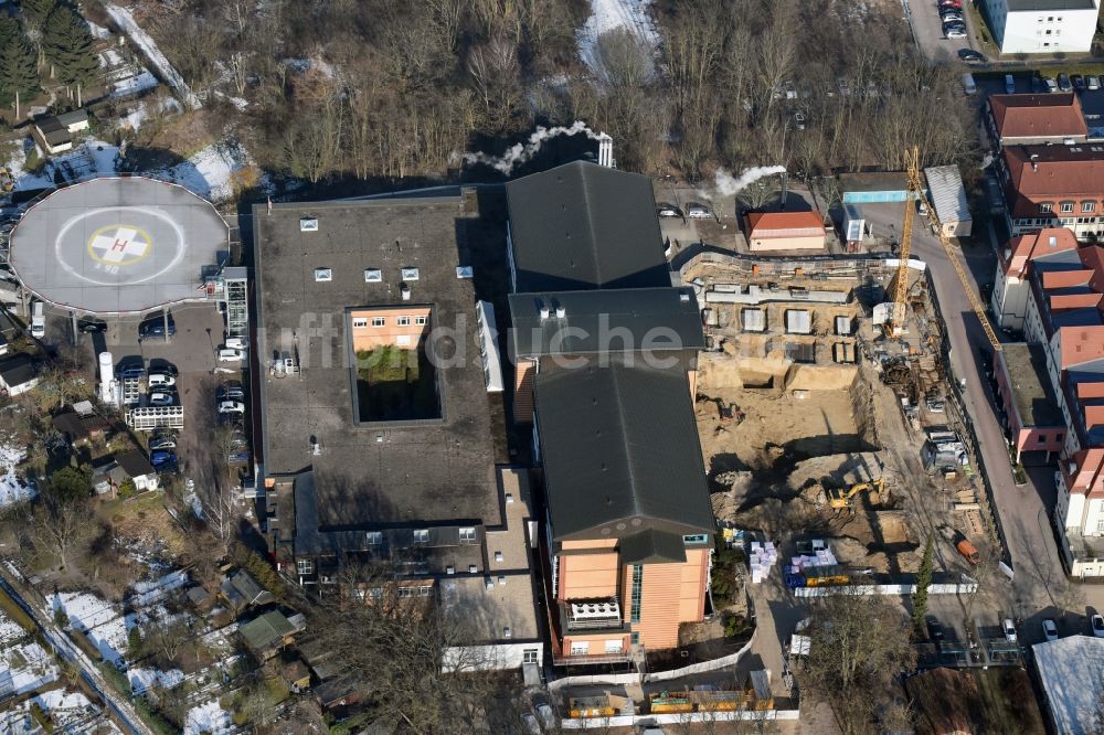 Luftaufnahme Bernau - Baustelle für einen Erweiterungs- Neubau auf dem Klinikgelände des Krankenhauses Herzzentrum Brandenburg Ladeburger Straße in Bernau im Bundesland Brandenburg