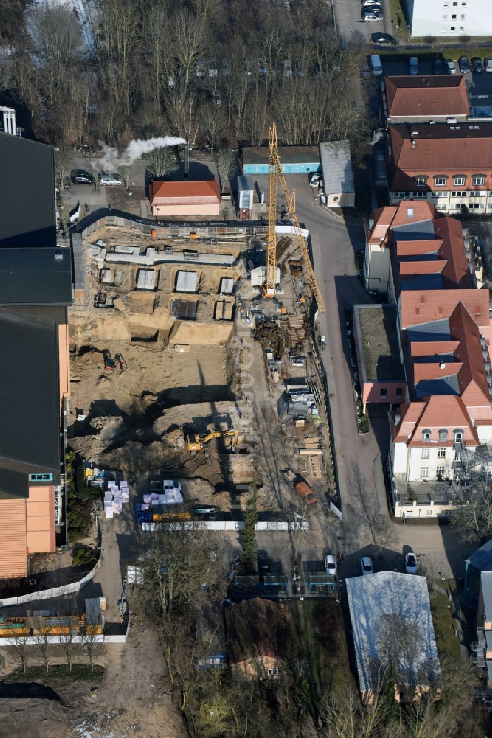 Bernau von oben - Baustelle für einen Erweiterungs- Neubau auf dem Klinikgelände des Krankenhauses Herzzentrum Brandenburg Ladeburger Straße in Bernau im Bundesland Brandenburg