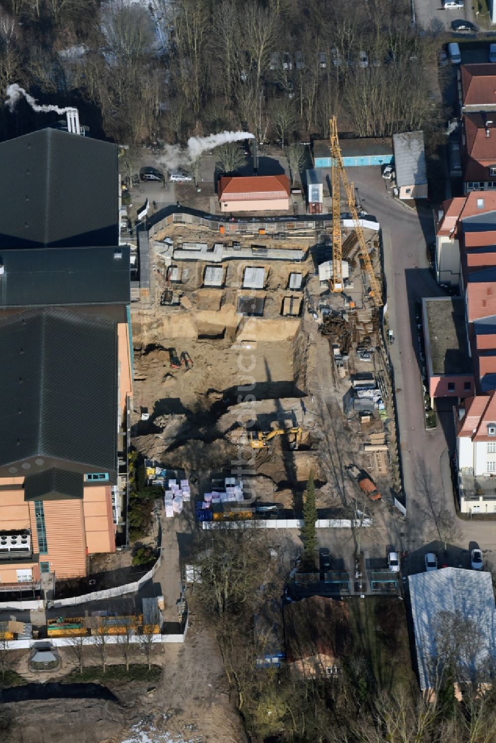 Bernau aus der Vogelperspektive: Baustelle für einen Erweiterungs- Neubau auf dem Klinikgelände des Krankenhauses Herzzentrum Brandenburg Ladeburger Straße in Bernau im Bundesland Brandenburg