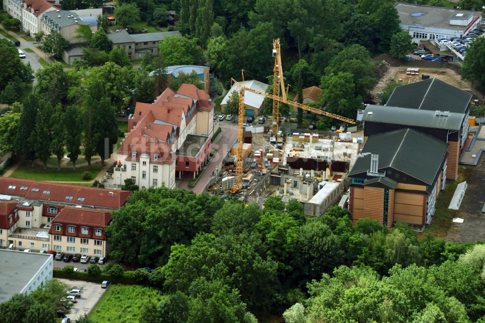 Bernau aus der Vogelperspektive: Baustelle für einen Erweiterungs- Neubau auf dem Klinikgelände des Krankenhauses Herzzentrum Brandenburg Ladeburger Straße in Bernau im Bundesland Brandenburg