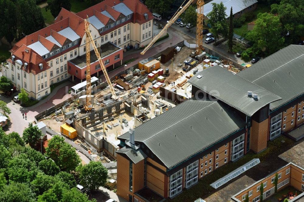 Luftbild Bernau - Baustelle für einen Erweiterungs- Neubau auf dem Klinikgelände des Krankenhauses Herzzentrum Brandenburg Ladeburger Straße in Bernau im Bundesland Brandenburg