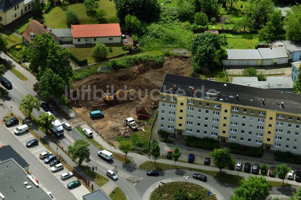 Luftaufnahme Bernau - Baustelle für einen Erweiterungs- Neubau auf dem Klinikgelände des Krankenhauses Herzzentrum Brandenburg Ladeburger Straße in Bernau im Bundesland Brandenburg