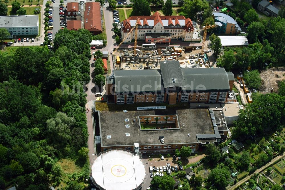 Bernau von oben - Baustelle für einen Erweiterungs- Neubau auf dem Klinikgelände des Krankenhauses Herzzentrum Brandenburg Ladeburger Straße in Bernau im Bundesland Brandenburg