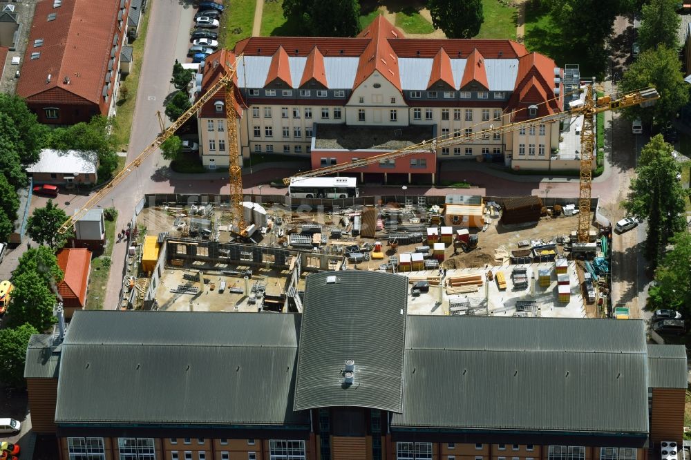 Bernau aus der Vogelperspektive: Baustelle für einen Erweiterungs- Neubau auf dem Klinikgelände des Krankenhauses Herzzentrum Brandenburg Ladeburger Straße in Bernau im Bundesland Brandenburg