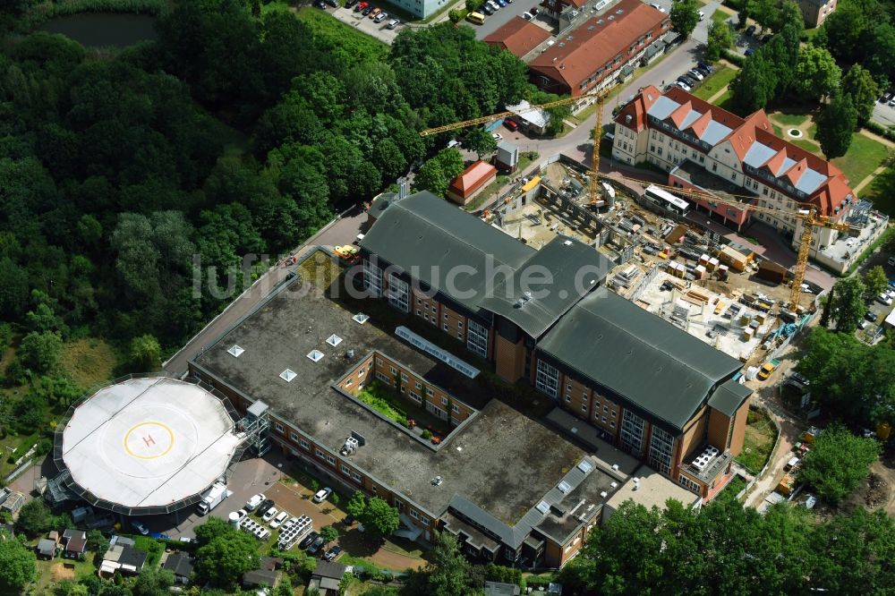 Luftbild Bernau - Baustelle für einen Erweiterungs- Neubau auf dem Klinikgelände des Krankenhauses Herzzentrum Brandenburg Ladeburger Straße in Bernau im Bundesland Brandenburg