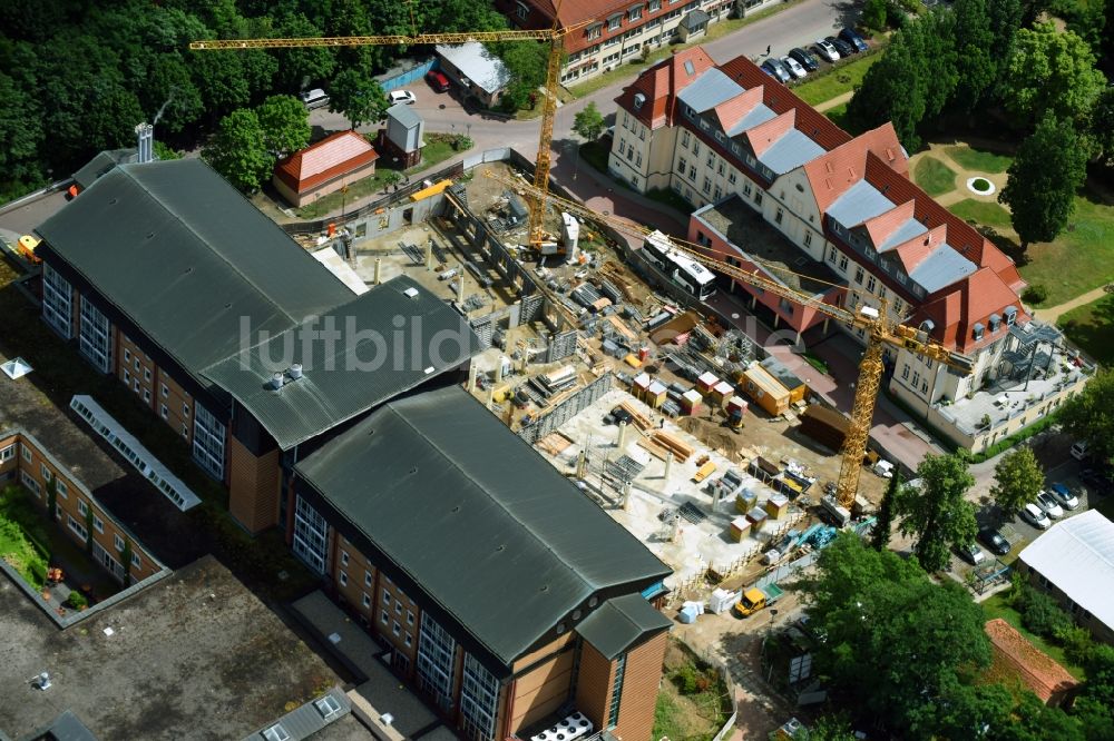 Luftaufnahme Bernau - Baustelle für einen Erweiterungs- Neubau auf dem Klinikgelände des Krankenhauses Herzzentrum Brandenburg Ladeburger Straße in Bernau im Bundesland Brandenburg