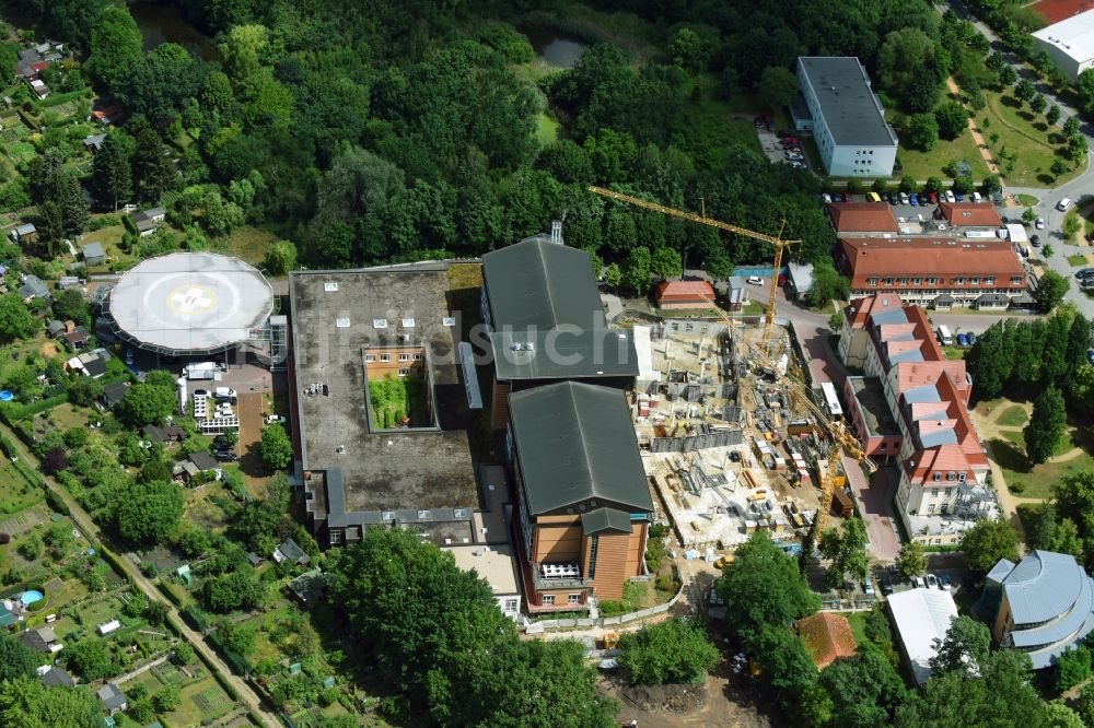 Bernau von oben - Baustelle für einen Erweiterungs- Neubau auf dem Klinikgelände des Krankenhauses Herzzentrum Brandenburg Ladeburger Straße in Bernau im Bundesland Brandenburg