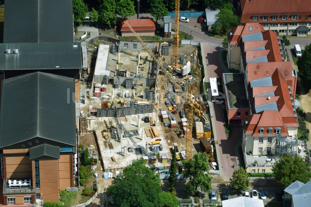 Bernau aus der Vogelperspektive: Baustelle für einen Erweiterungs- Neubau auf dem Klinikgelände des Krankenhauses Herzzentrum Brandenburg Ladeburger Straße in Bernau im Bundesland Brandenburg