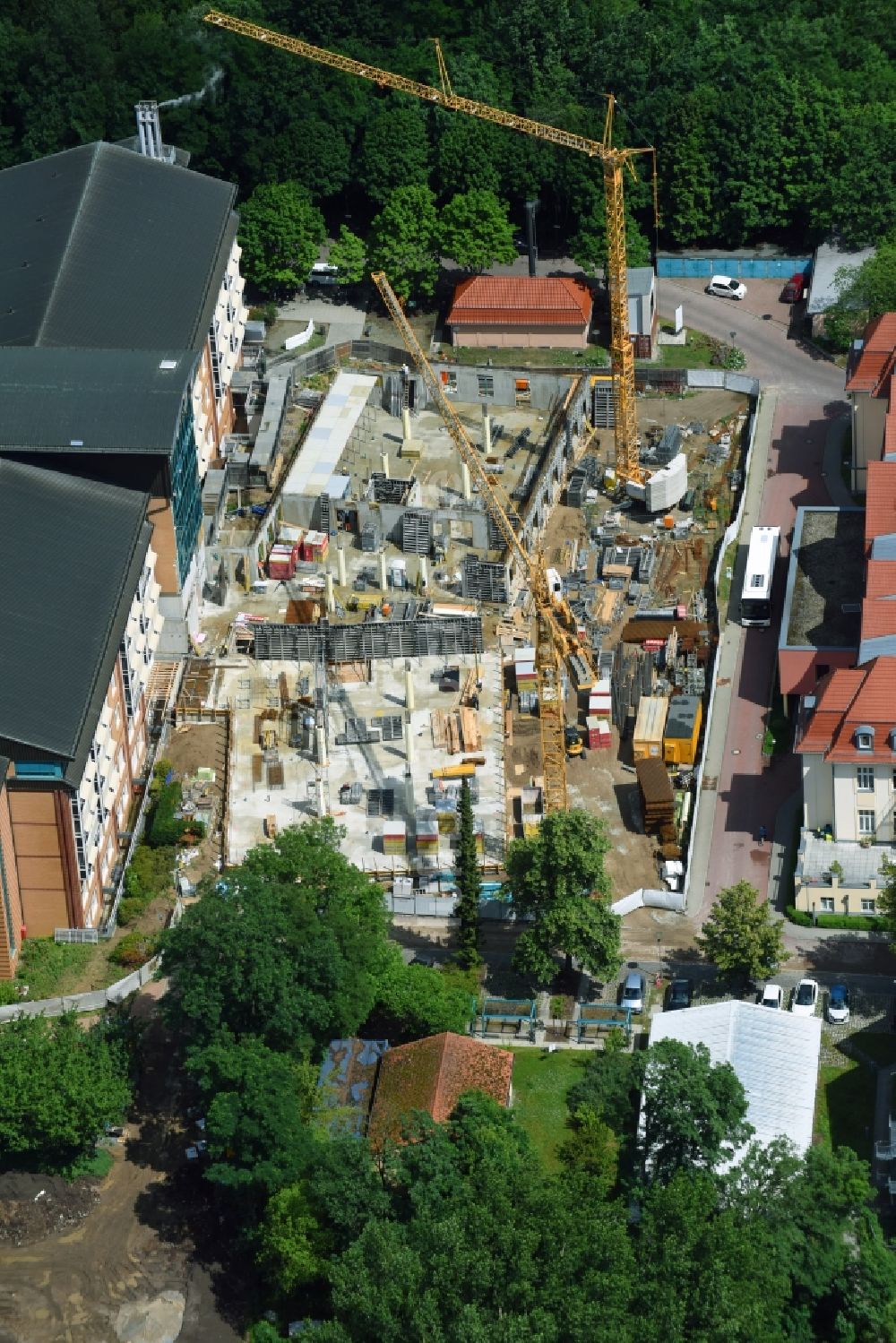 Luftbild Bernau - Baustelle für einen Erweiterungs- Neubau auf dem Klinikgelände des Krankenhauses Herzzentrum Brandenburg Ladeburger Straße in Bernau im Bundesland Brandenburg