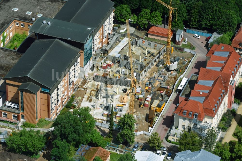 Luftaufnahme Bernau - Baustelle für einen Erweiterungs- Neubau auf dem Klinikgelände des Krankenhauses Herzzentrum Brandenburg Ladeburger Straße in Bernau im Bundesland Brandenburg