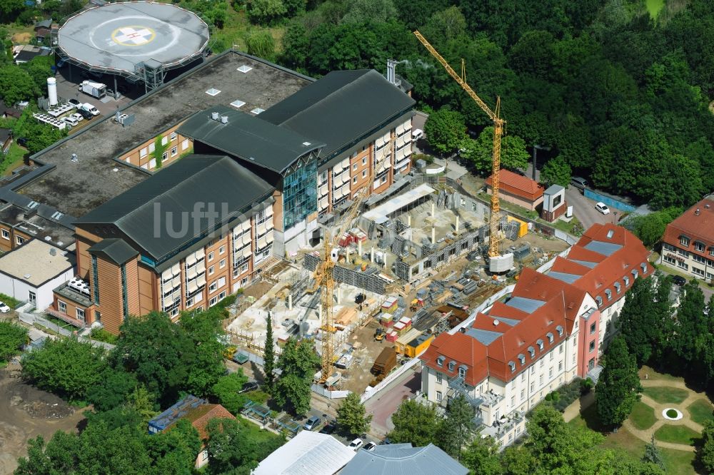 Bernau von oben - Baustelle für einen Erweiterungs- Neubau auf dem Klinikgelände des Krankenhauses Herzzentrum Brandenburg Ladeburger Straße in Bernau im Bundesland Brandenburg