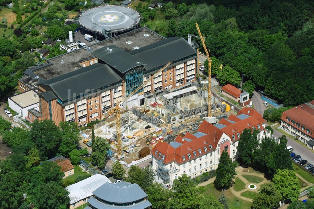 Bernau aus der Vogelperspektive: Baustelle für einen Erweiterungs- Neubau auf dem Klinikgelände des Krankenhauses Herzzentrum Brandenburg Ladeburger Straße in Bernau im Bundesland Brandenburg