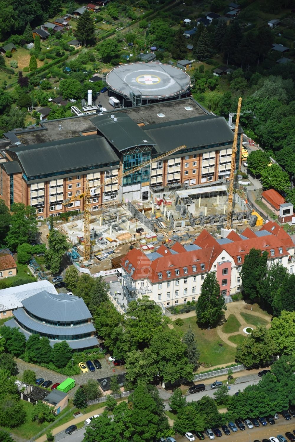 Luftbild Bernau - Baustelle für einen Erweiterungs- Neubau auf dem Klinikgelände des Krankenhauses Herzzentrum Brandenburg Ladeburger Straße in Bernau im Bundesland Brandenburg