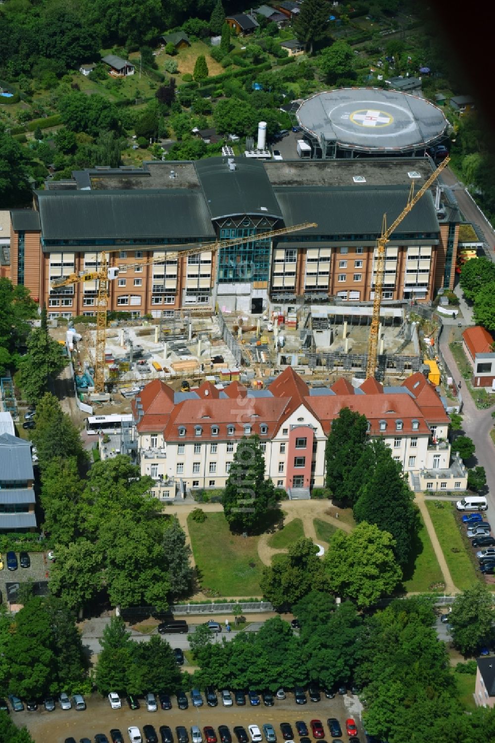 Luftaufnahme Bernau - Baustelle für einen Erweiterungs- Neubau auf dem Klinikgelände des Krankenhauses Herzzentrum Brandenburg Ladeburger Straße in Bernau im Bundesland Brandenburg