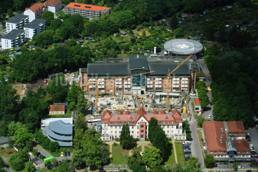 Bernau von oben - Baustelle für einen Erweiterungs- Neubau auf dem Klinikgelände des Krankenhauses Herzzentrum Brandenburg Ladeburger Straße in Bernau im Bundesland Brandenburg