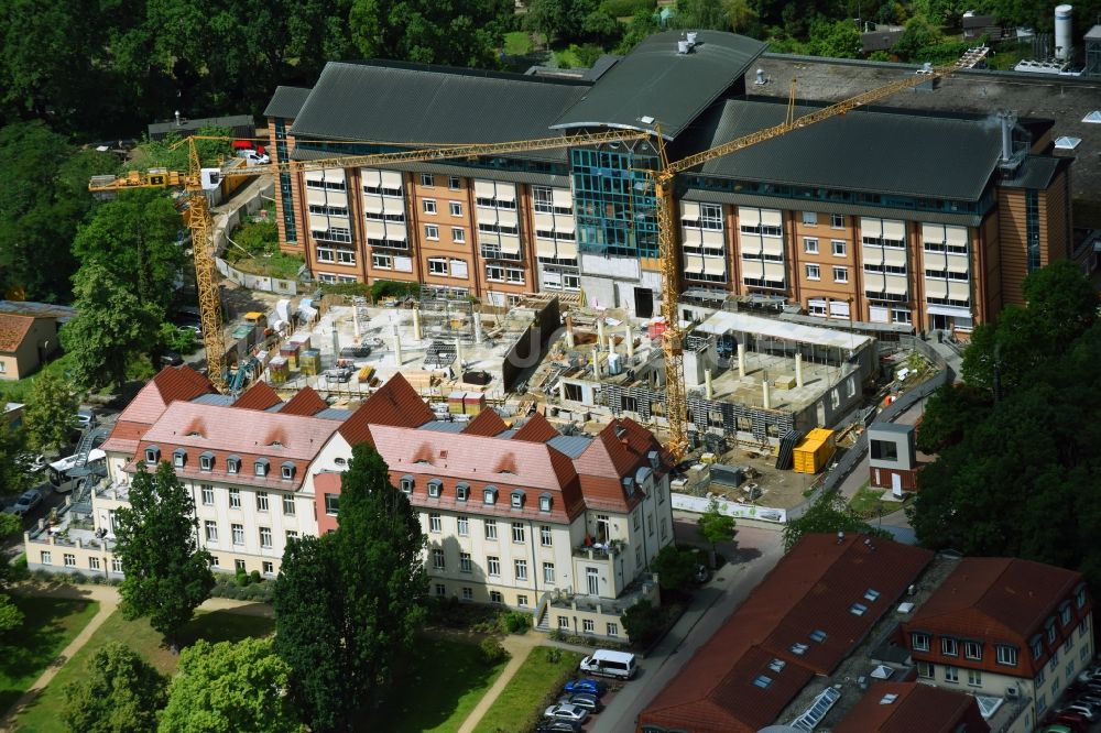 Bernau aus der Vogelperspektive: Baustelle für einen Erweiterungs- Neubau auf dem Klinikgelände des Krankenhauses Herzzentrum Brandenburg Ladeburger Straße in Bernau im Bundesland Brandenburg