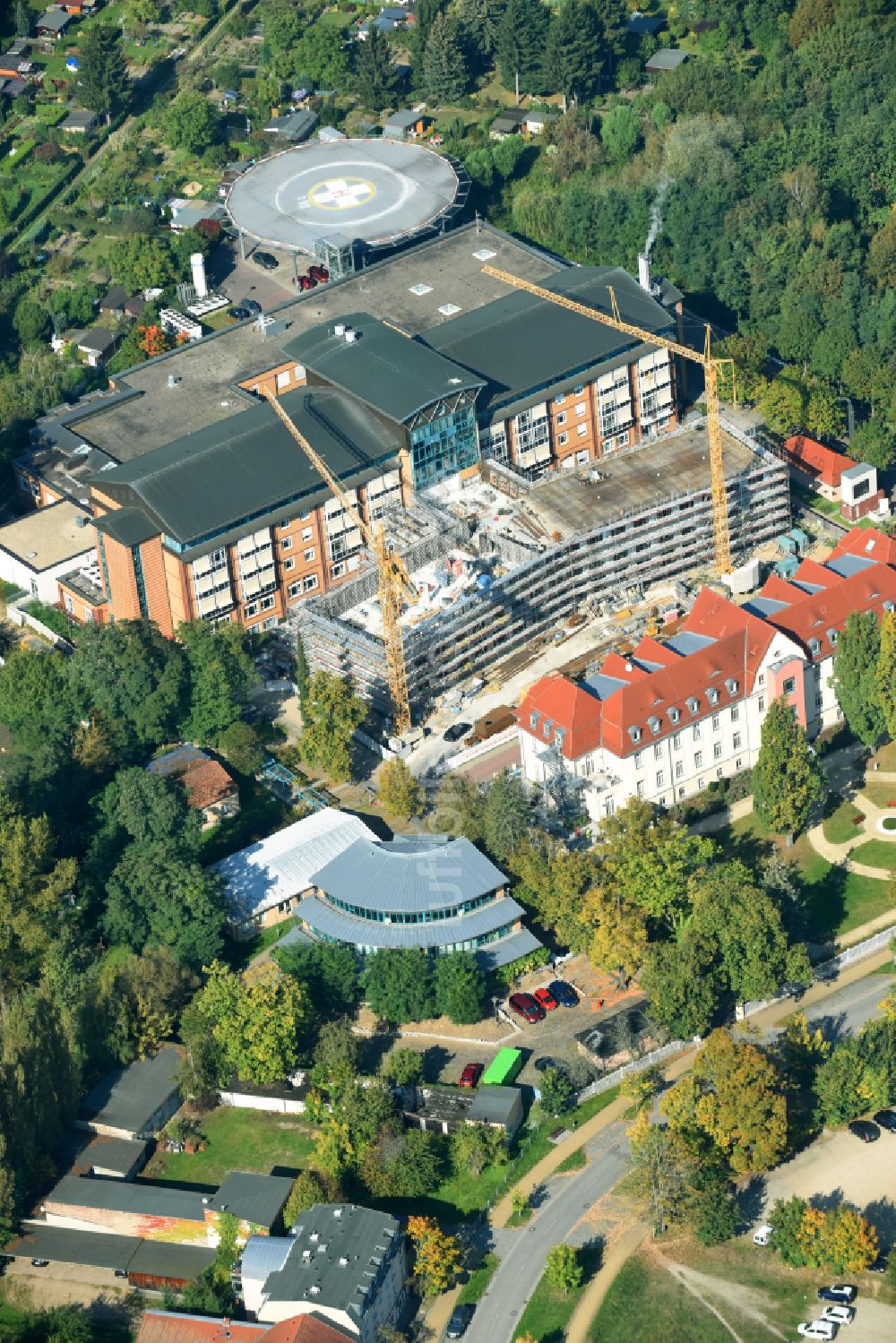 Luftbild Bernau - Baustelle für einen Erweiterungs- Neubau auf dem Klinikgelände des Krankenhauses Herzzentrum Brandenburg Ladeburger Straße in Bernau im Bundesland Brandenburg