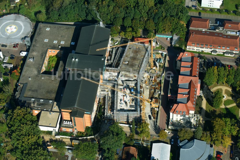 Bernau von oben - Baustelle für einen Erweiterungs- Neubau auf dem Klinikgelände des Krankenhauses Herzzentrum Brandenburg Ladeburger Straße in Bernau im Bundesland Brandenburg