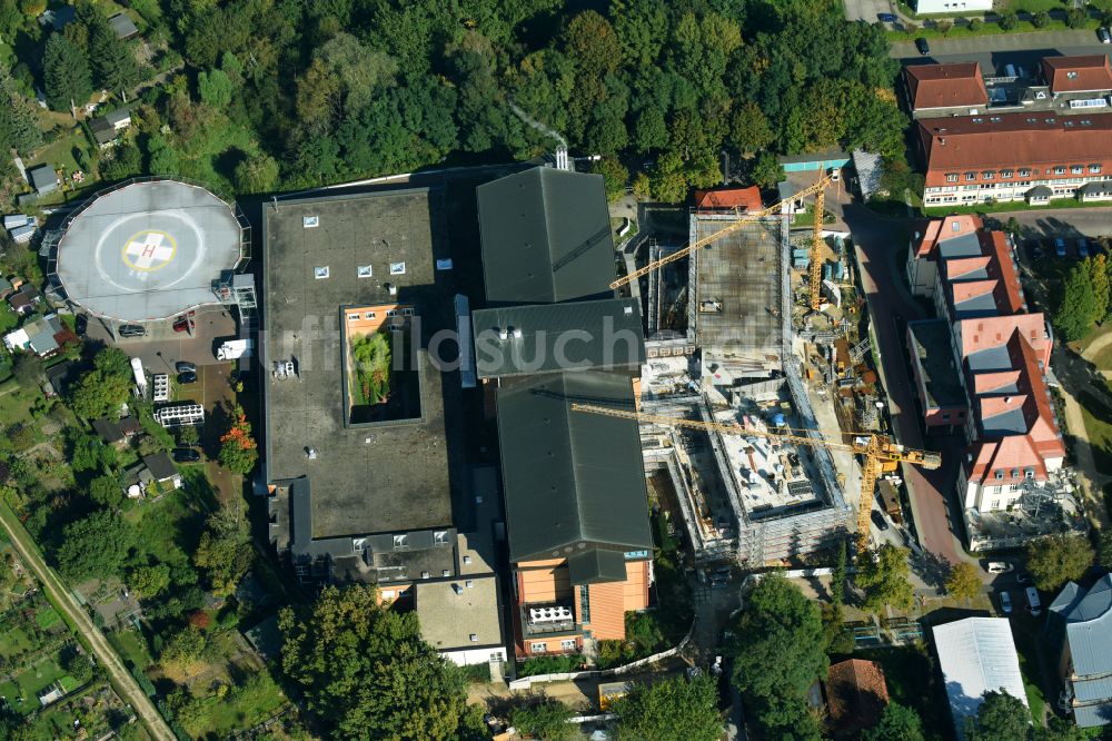 Bernau aus der Vogelperspektive: Baustelle für einen Erweiterungs- Neubau auf dem Klinikgelände des Krankenhauses Herzzentrum Brandenburg Ladeburger Straße in Bernau im Bundesland Brandenburg