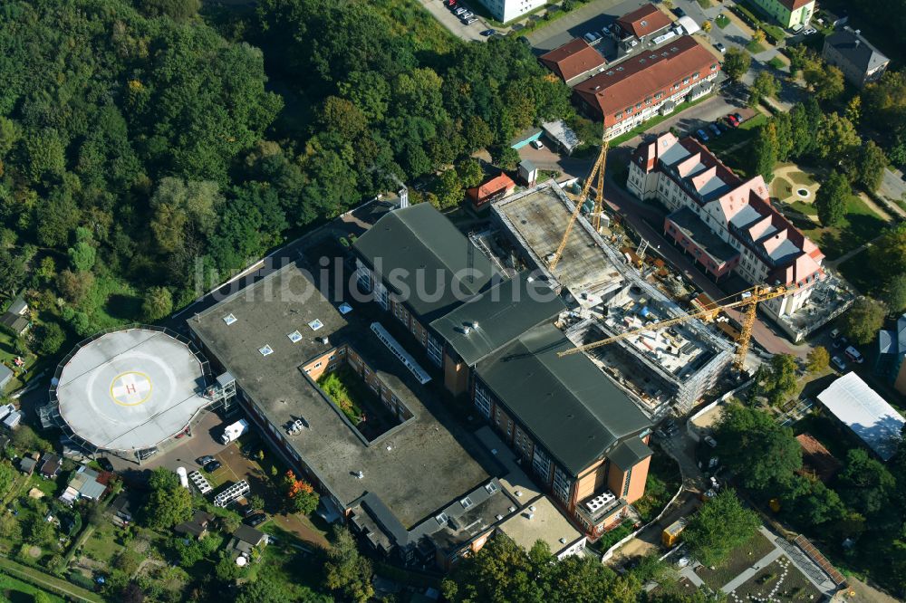 Luftbild Bernau - Baustelle für einen Erweiterungs- Neubau auf dem Klinikgelände des Krankenhauses Herzzentrum Brandenburg Ladeburger Straße in Bernau im Bundesland Brandenburg