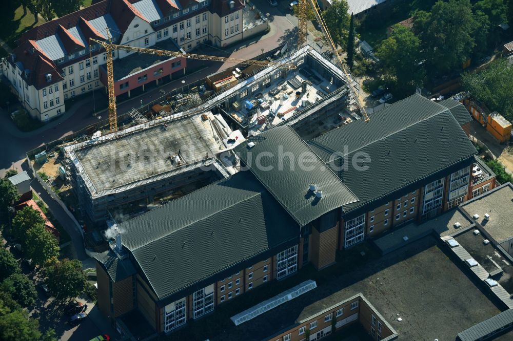 Bernau aus der Vogelperspektive: Baustelle für einen Erweiterungs- Neubau auf dem Klinikgelände des Krankenhauses Herzzentrum Brandenburg Ladeburger Straße in Bernau im Bundesland Brandenburg