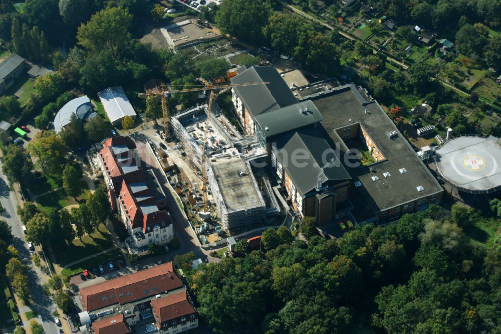 Bernau von oben - Baustelle für einen Erweiterungs- Neubau auf dem Klinikgelände des Krankenhauses Herzzentrum Brandenburg Ladeburger Straße in Bernau im Bundesland Brandenburg