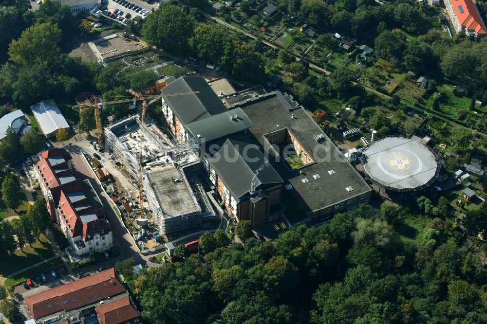 Bernau aus der Vogelperspektive: Baustelle für einen Erweiterungs- Neubau auf dem Klinikgelände des Krankenhauses Herzzentrum Brandenburg Ladeburger Straße in Bernau im Bundesland Brandenburg