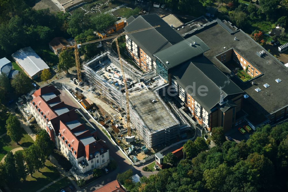 Luftbild Bernau - Baustelle für einen Erweiterungs- Neubau auf dem Klinikgelände des Krankenhauses Herzzentrum Brandenburg Ladeburger Straße in Bernau im Bundesland Brandenburg