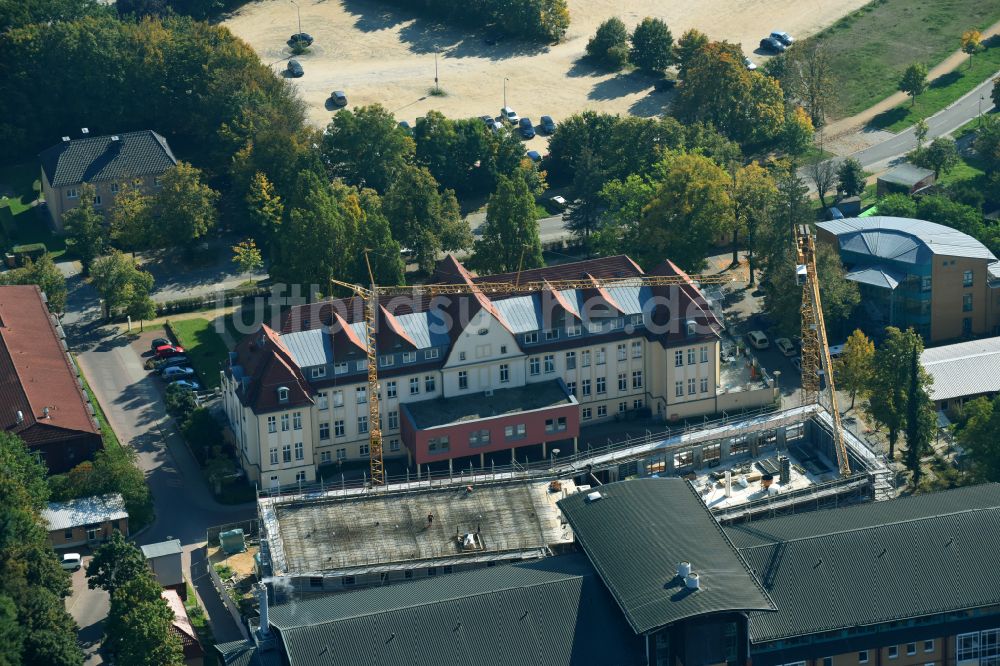 Luftaufnahme Bernau - Baustelle für einen Erweiterungs- Neubau auf dem Klinikgelände des Krankenhauses Herzzentrum Brandenburg Ladeburger Straße in Bernau im Bundesland Brandenburg