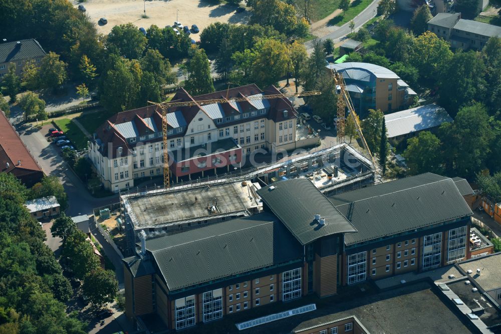 Bernau von oben - Baustelle für einen Erweiterungs- Neubau auf dem Klinikgelände des Krankenhauses Herzzentrum Brandenburg Ladeburger Straße in Bernau im Bundesland Brandenburg