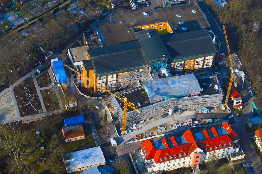 Luftbild Bernau - Baustelle für einen Erweiterungs- Neubau auf dem Klinikgelände des Krankenhauses Herzzentrum Brandenburg Ladeburger Straße in Bernau im Bundesland Brandenburg