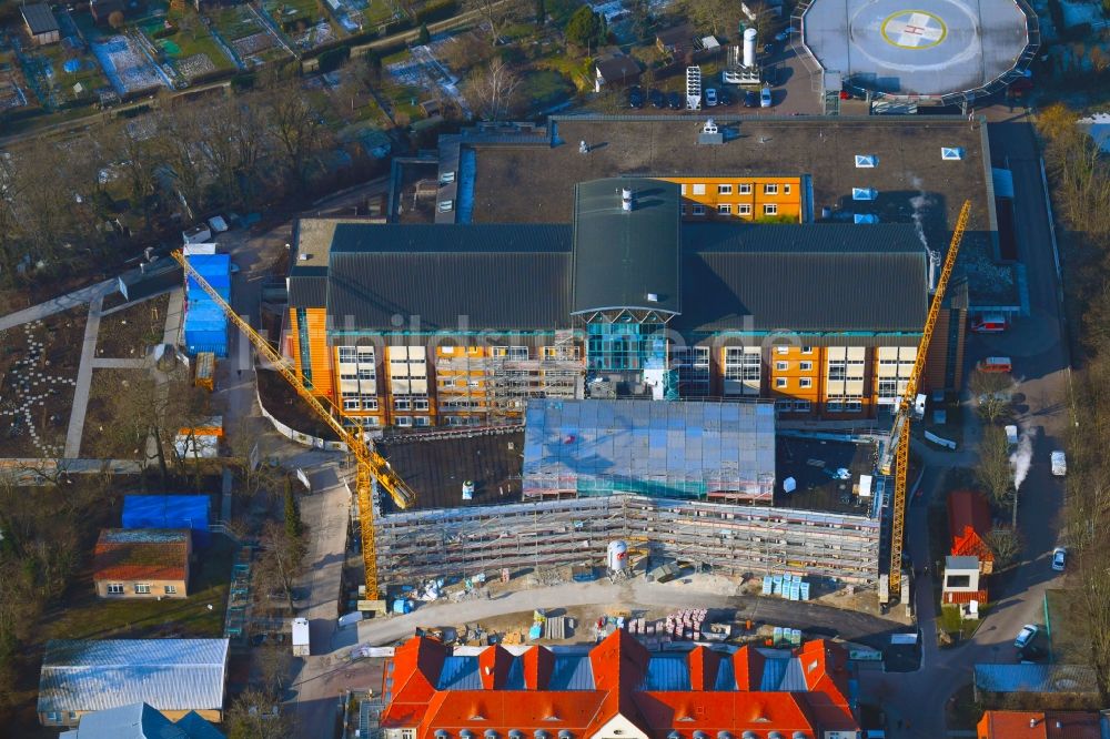 Luftaufnahme Bernau - Baustelle für einen Erweiterungs- Neubau auf dem Klinikgelände des Krankenhauses Herzzentrum Brandenburg Ladeburger Straße in Bernau im Bundesland Brandenburg