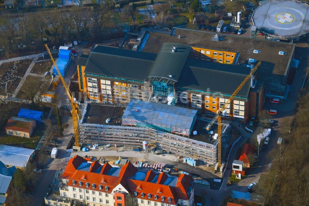 Bernau aus der Vogelperspektive: Baustelle für einen Erweiterungs- Neubau auf dem Klinikgelände des Krankenhauses Herzzentrum Brandenburg Ladeburger Straße in Bernau im Bundesland Brandenburg