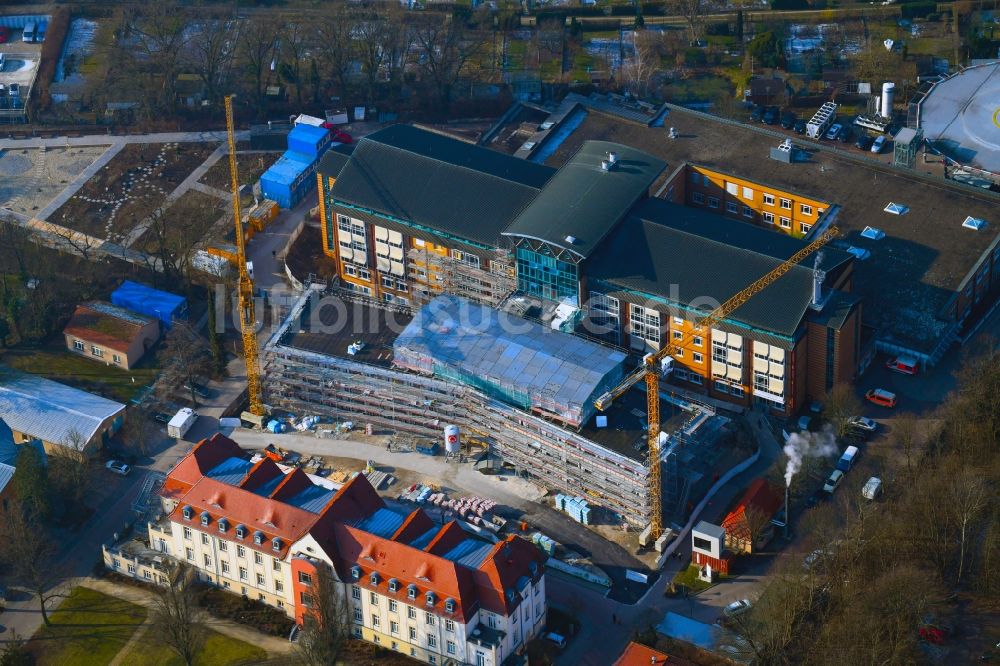 Luftbild Bernau - Baustelle für einen Erweiterungs- Neubau auf dem Klinikgelände des Krankenhauses Herzzentrum Brandenburg Ladeburger Straße in Bernau im Bundesland Brandenburg