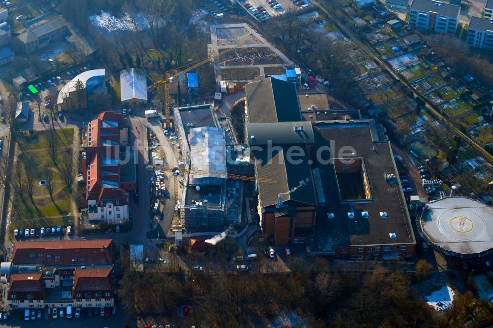 Luftaufnahme Bernau - Baustelle für einen Erweiterungs- Neubau auf dem Klinikgelände des Krankenhauses Herzzentrum Brandenburg Ladeburger Straße in Bernau im Bundesland Brandenburg