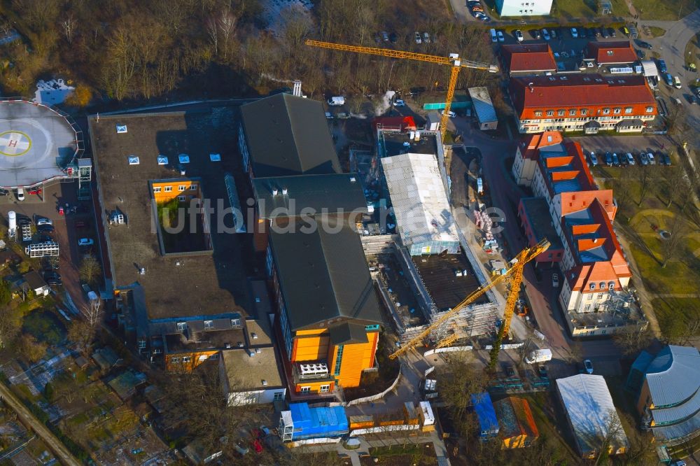 Luftbild Bernau - Baustelle für einen Erweiterungs- Neubau auf dem Klinikgelände des Krankenhauses Herzzentrum Brandenburg Ladeburger Straße in Bernau im Bundesland Brandenburg