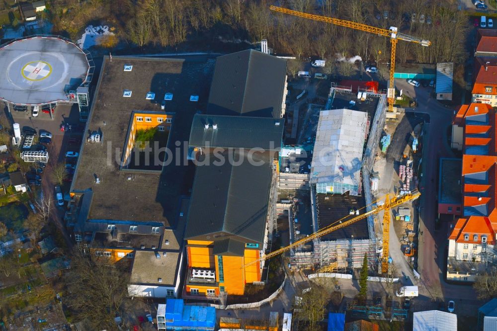 Bernau von oben - Baustelle für einen Erweiterungs- Neubau auf dem Klinikgelände des Krankenhauses Herzzentrum Brandenburg Ladeburger Straße in Bernau im Bundesland Brandenburg